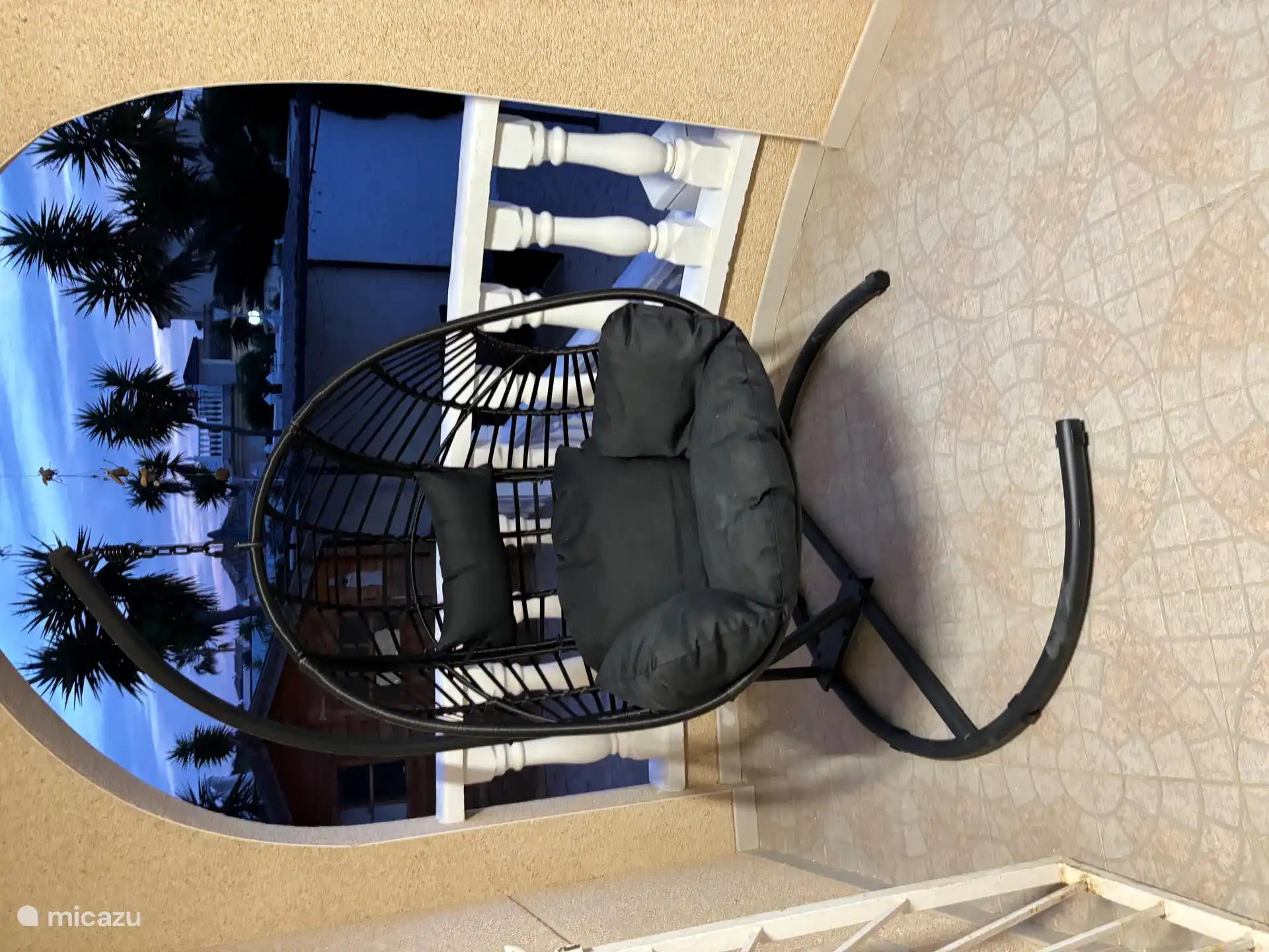 Schaukelstuhl auf überdachter Terrasse