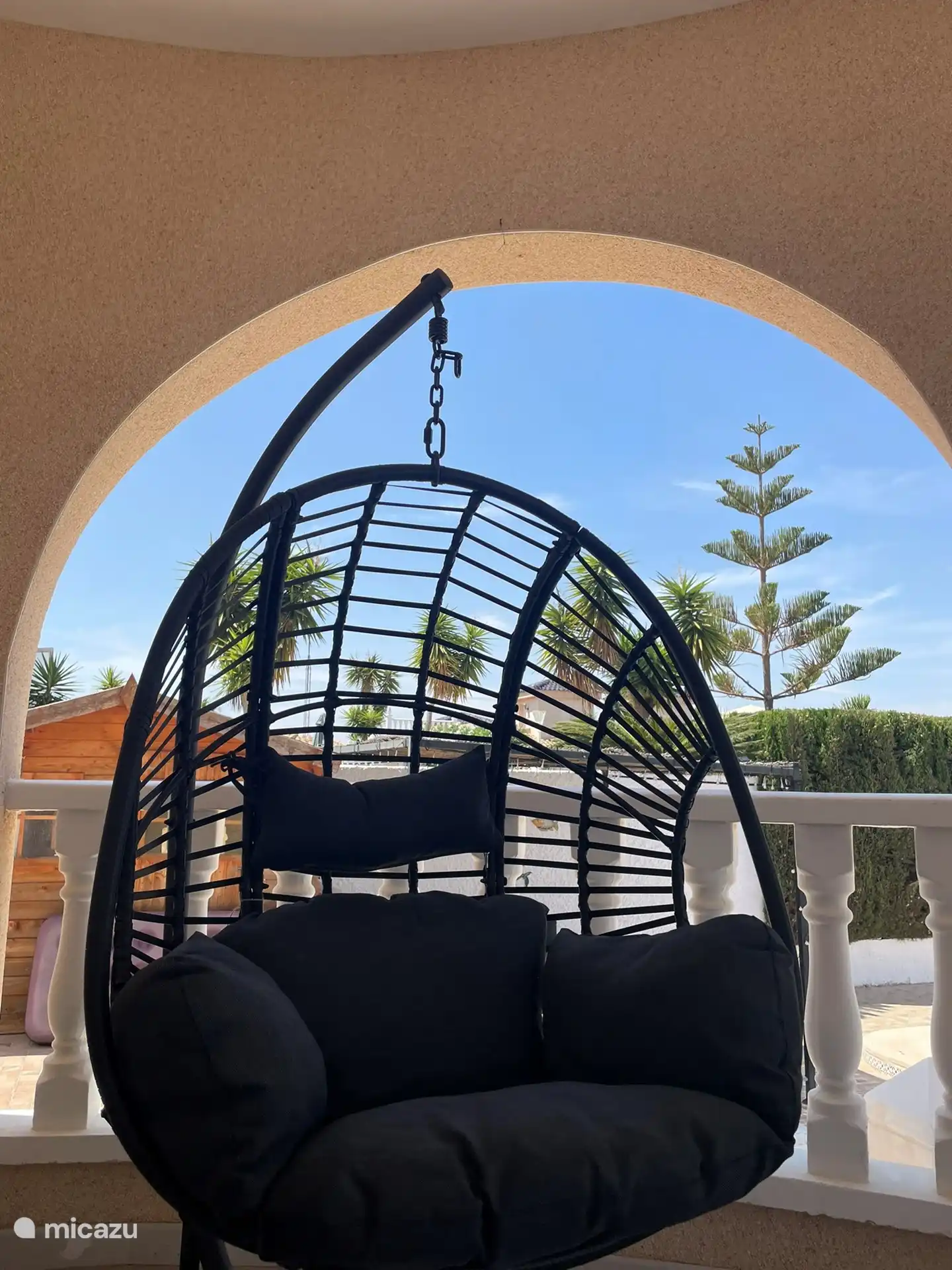 Schaukelstuhl auf überdachter Terrasse