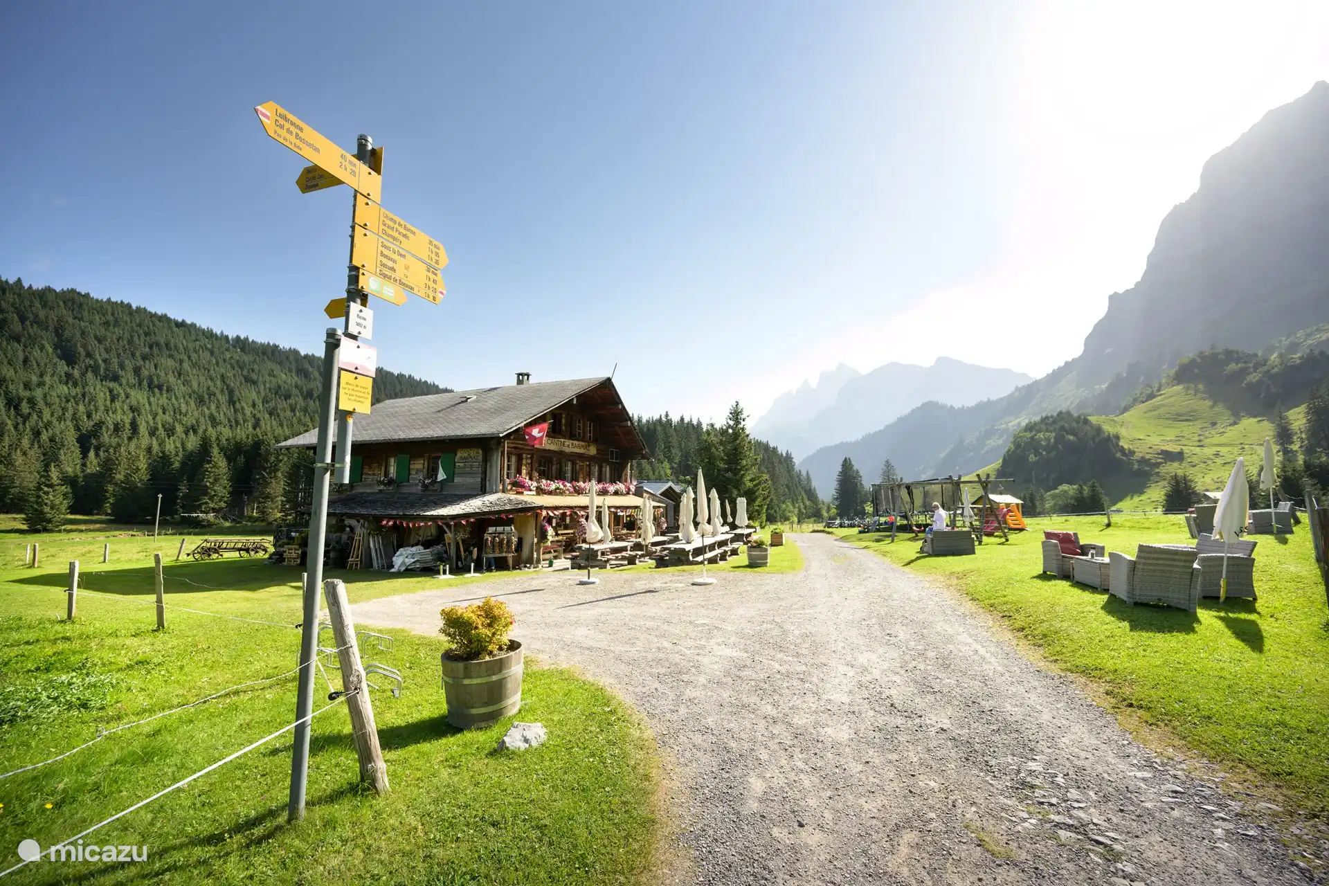 De jolis restaurants de montagne où vous pourrez reprendre votre souffle après une longue promenade à pied ou à vélo. Vous trouverez ces cabanes partout, comme ce restaurant à Barme.