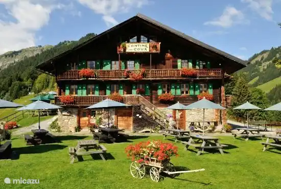 Détendez-vous dans ce joli restaurant avec une vue magnifique. Vous pouvez y aller à pied ou à vélo, mais en saison le train quitte également le village pour Point de sur Coux.