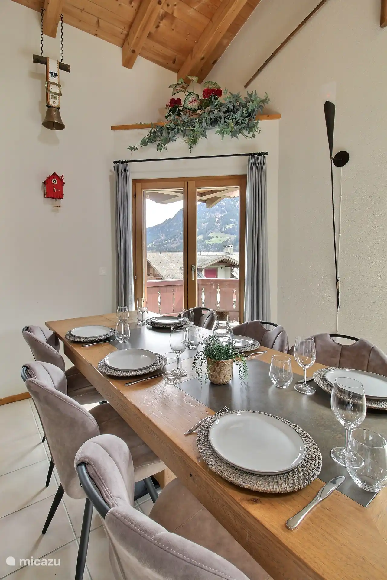 Délicieux repas avec une belle vue sur les montagnes et la vallée.