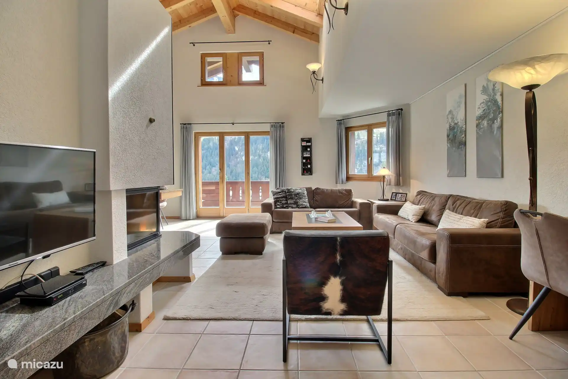 Bel aperçu du bel espace, de la hauteur sous plafond et de la belle vue.