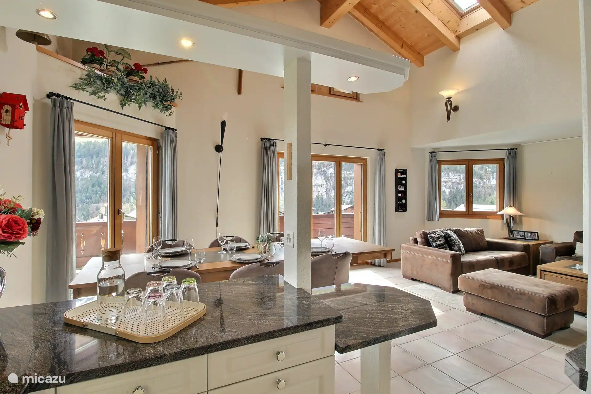 Le salon et la salle à manger sont bien organisés et le haut plafond vous donne une sensation d’espace et de grandeur. L’abondance de lumière qui entre vous procure une sensation merveilleusement détendue.