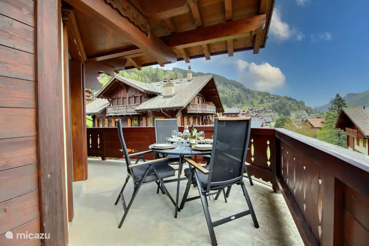 Les belles vues et le merveilleux air de la montagne rendent l’assise à l’extérieur vraiment agréable.