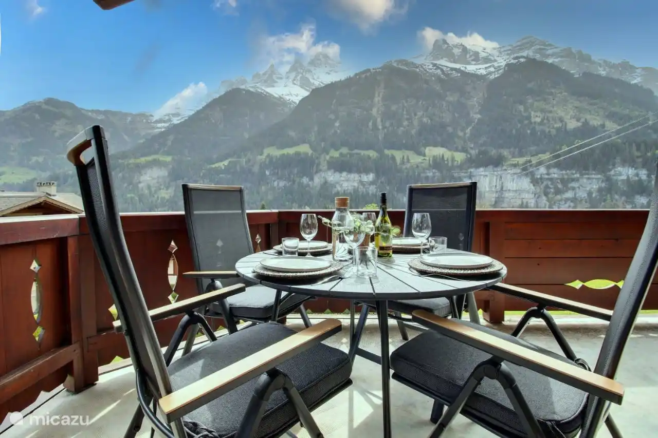 Un délicieux dîner avec une vue magnifique est le sentiment de vacances ultime.