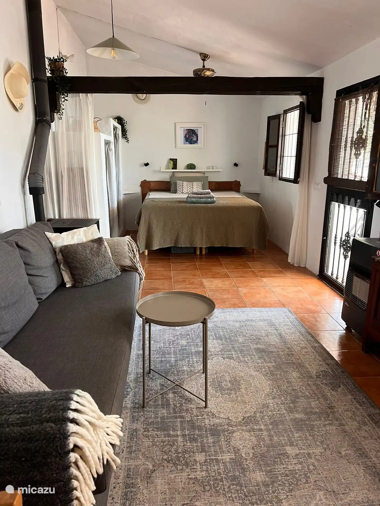 El área de dormir se puede cerrar con cortinas