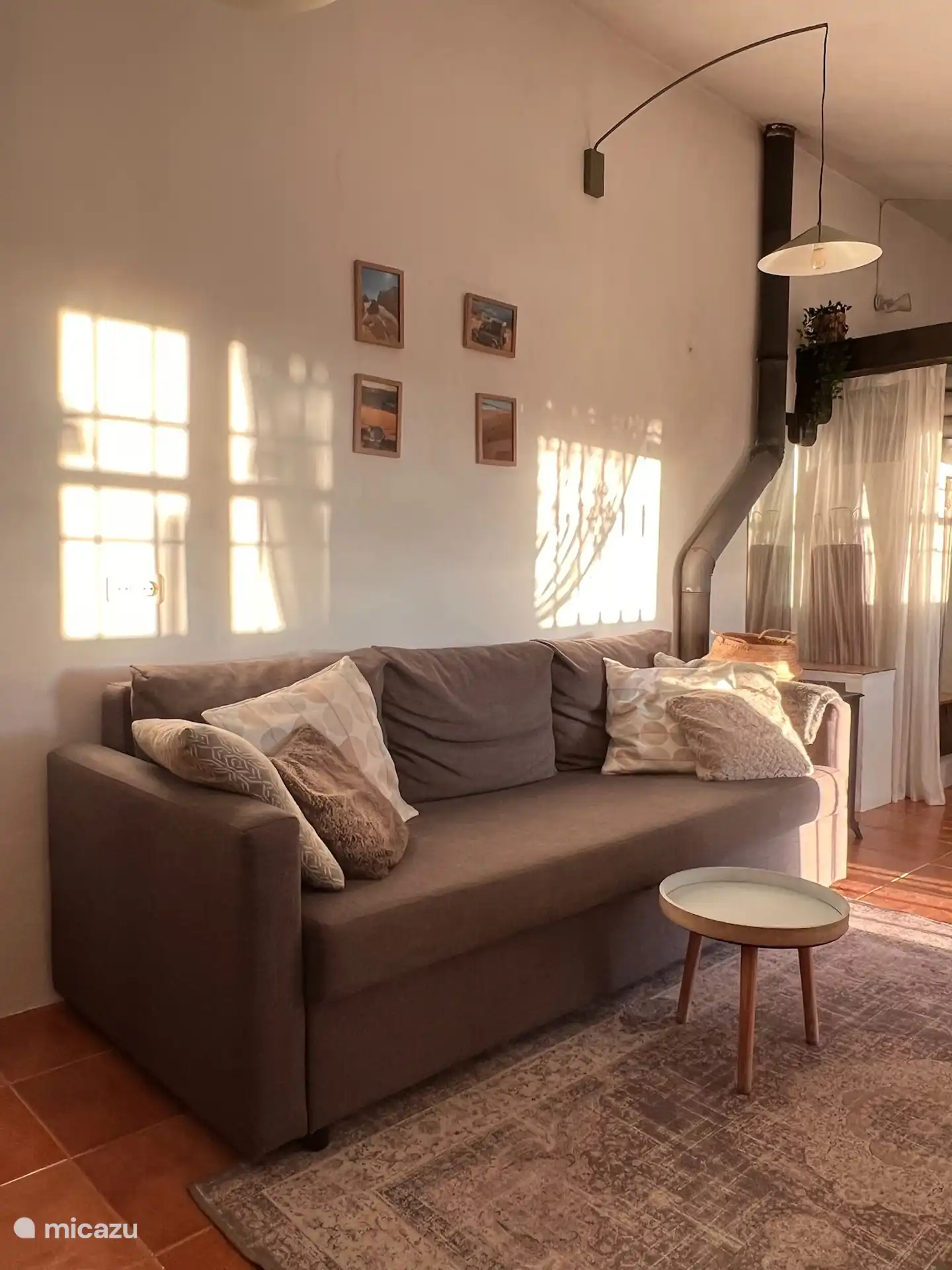 El sol de la mañana brilla maravillosamente en el interior en invierno 