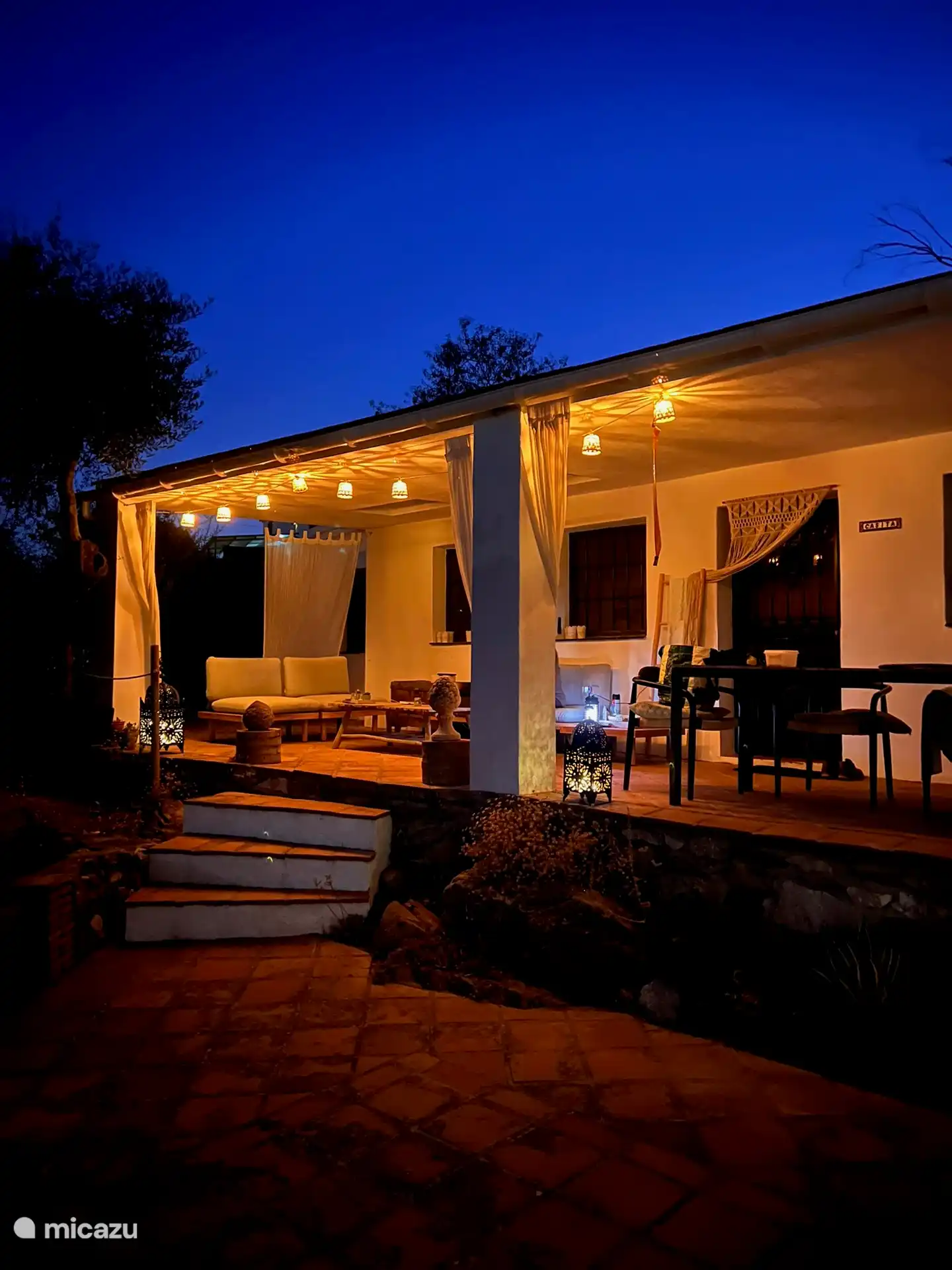 Por la noche, todas las luces se encienden, tiene una vista de la ciudad de Compressor, que está bellamente iluminada.