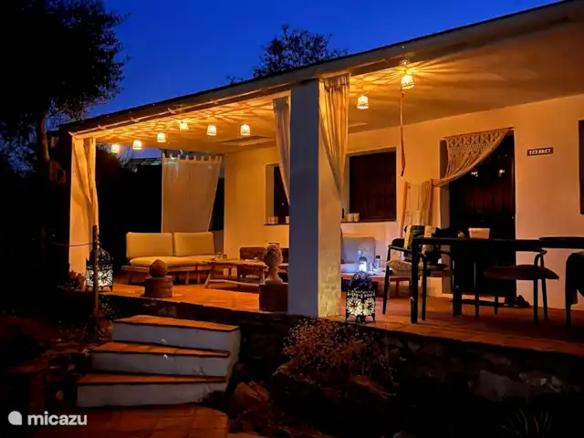 Finca Maran Casita | Espagne, Andalousie, Colmenar - finca Le soir, toutes les lumières s’allument, vous avez une vue sur la ville de Compressor qui est magnifiquement éclairée.