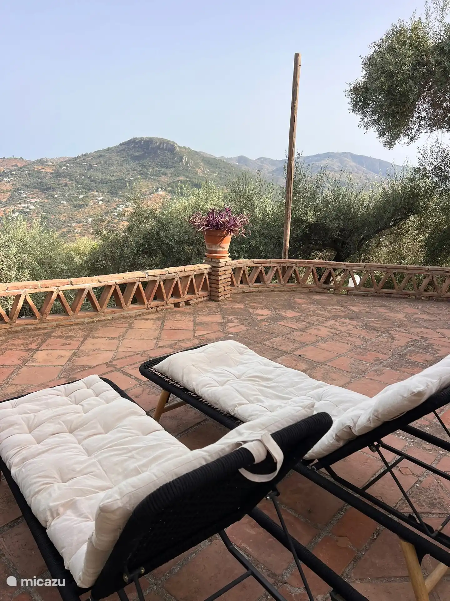 Preciosas tumbonas con una hermosa vista de las montañas