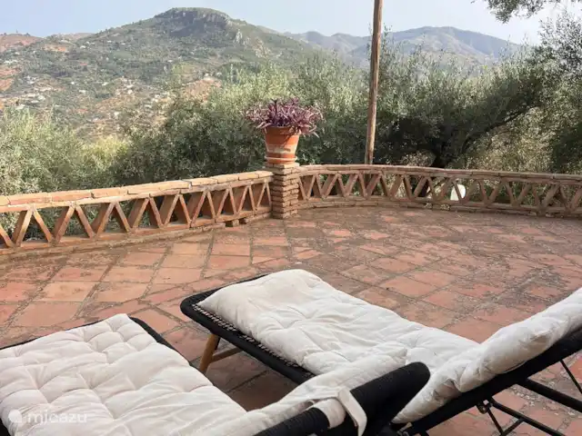 Finca Maran Casita | Espagne, Andalousie, Colmenar - finca De jolis transats avec une belle vue sur les montagnes
