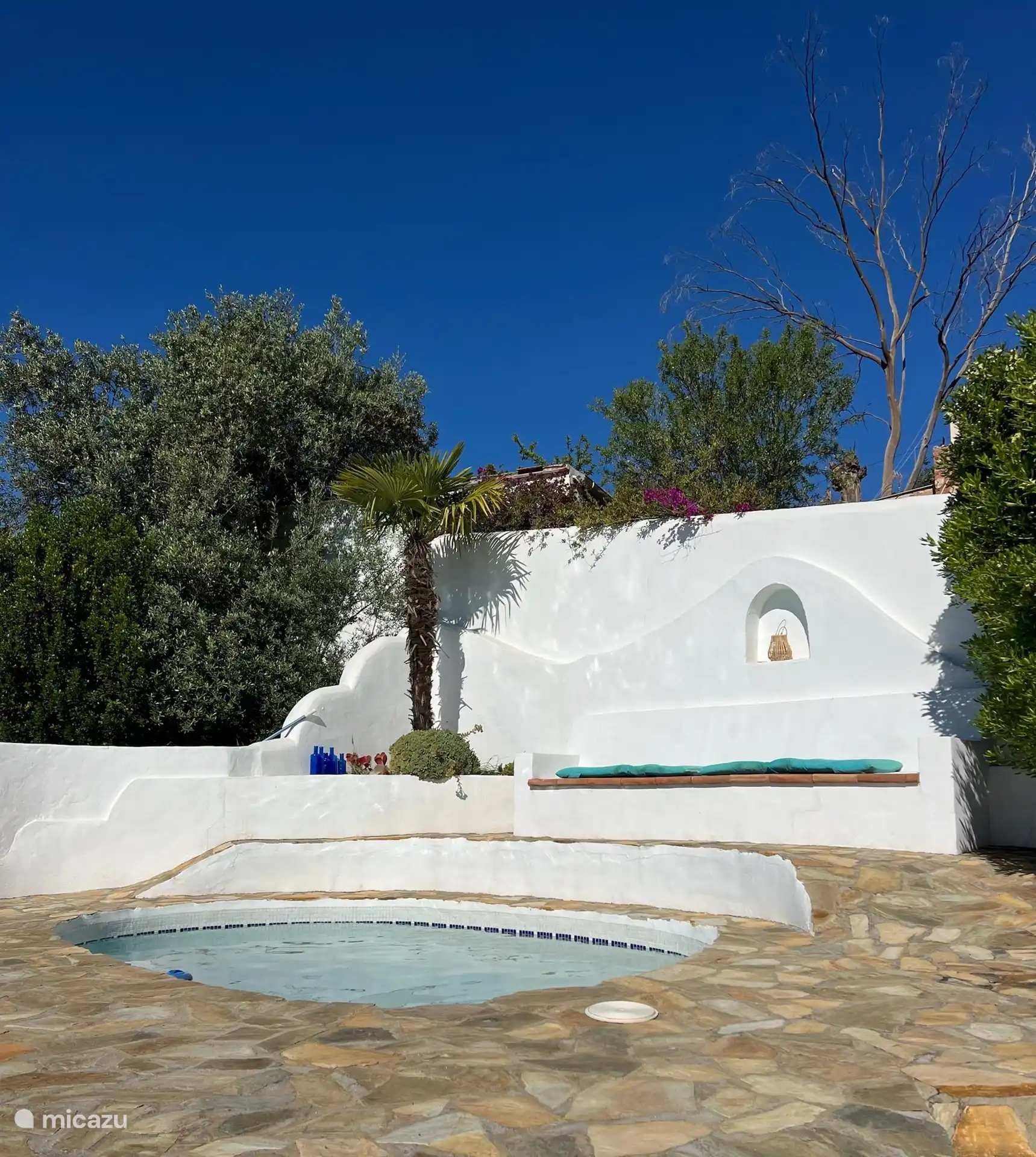 Piscina con banco detrás