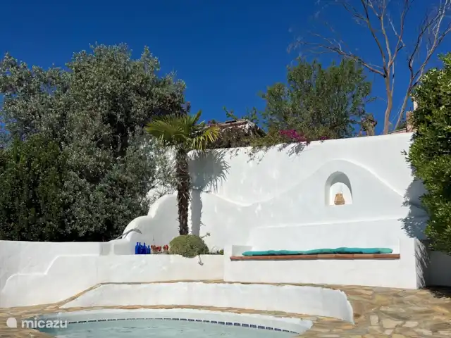 Finca Maran Casita | Espagne, Andalousie, Colmenar - finca Piscine avec banc derrière elle