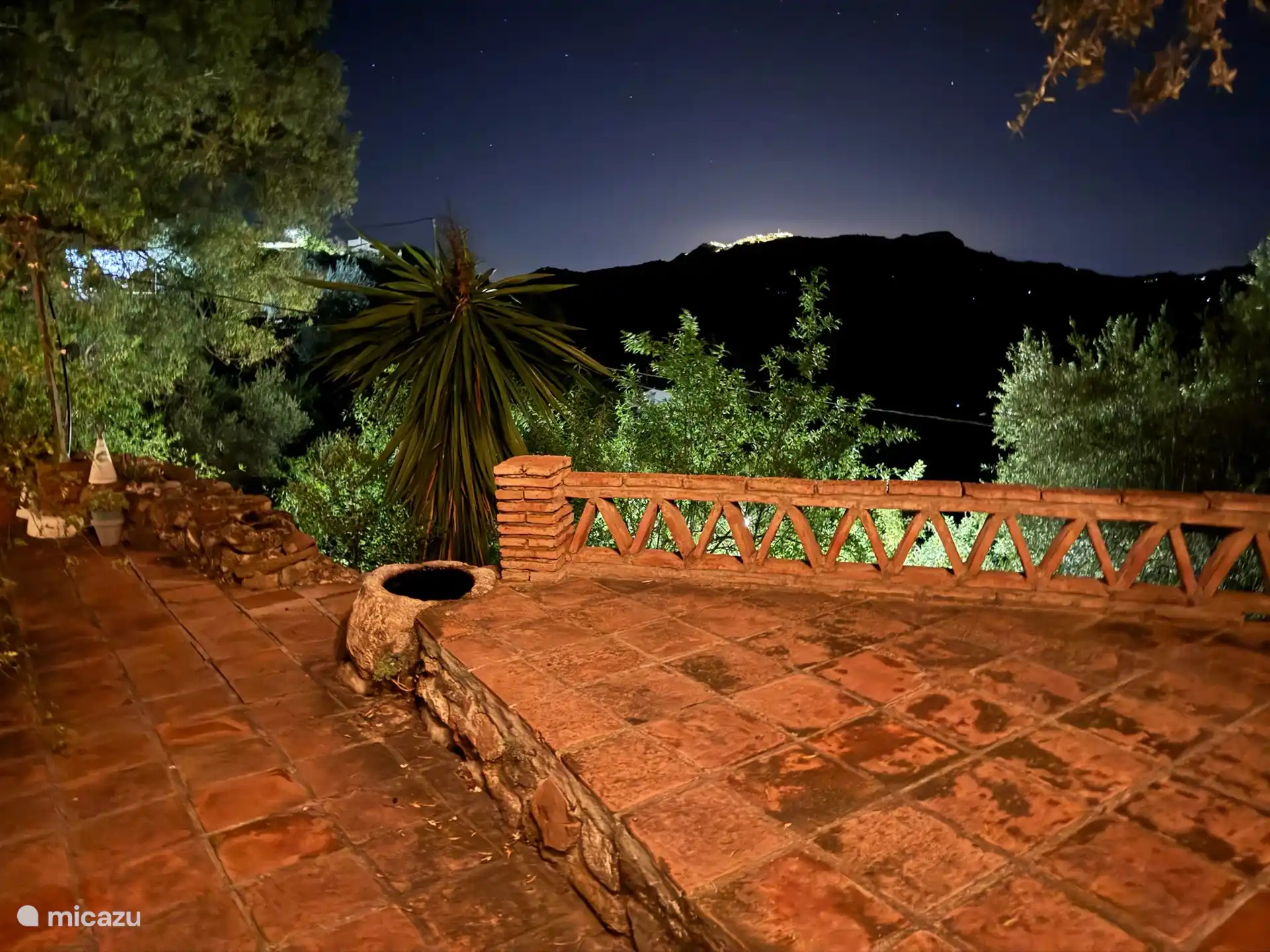 Vista de Comares por la noche 