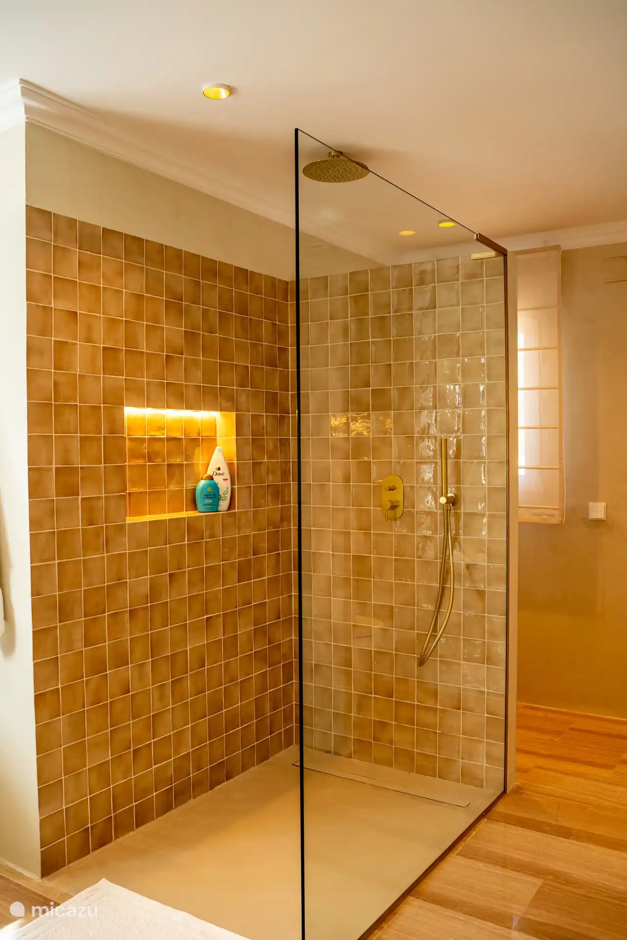 begehbares Hauptschlafzimmer mit Dusche