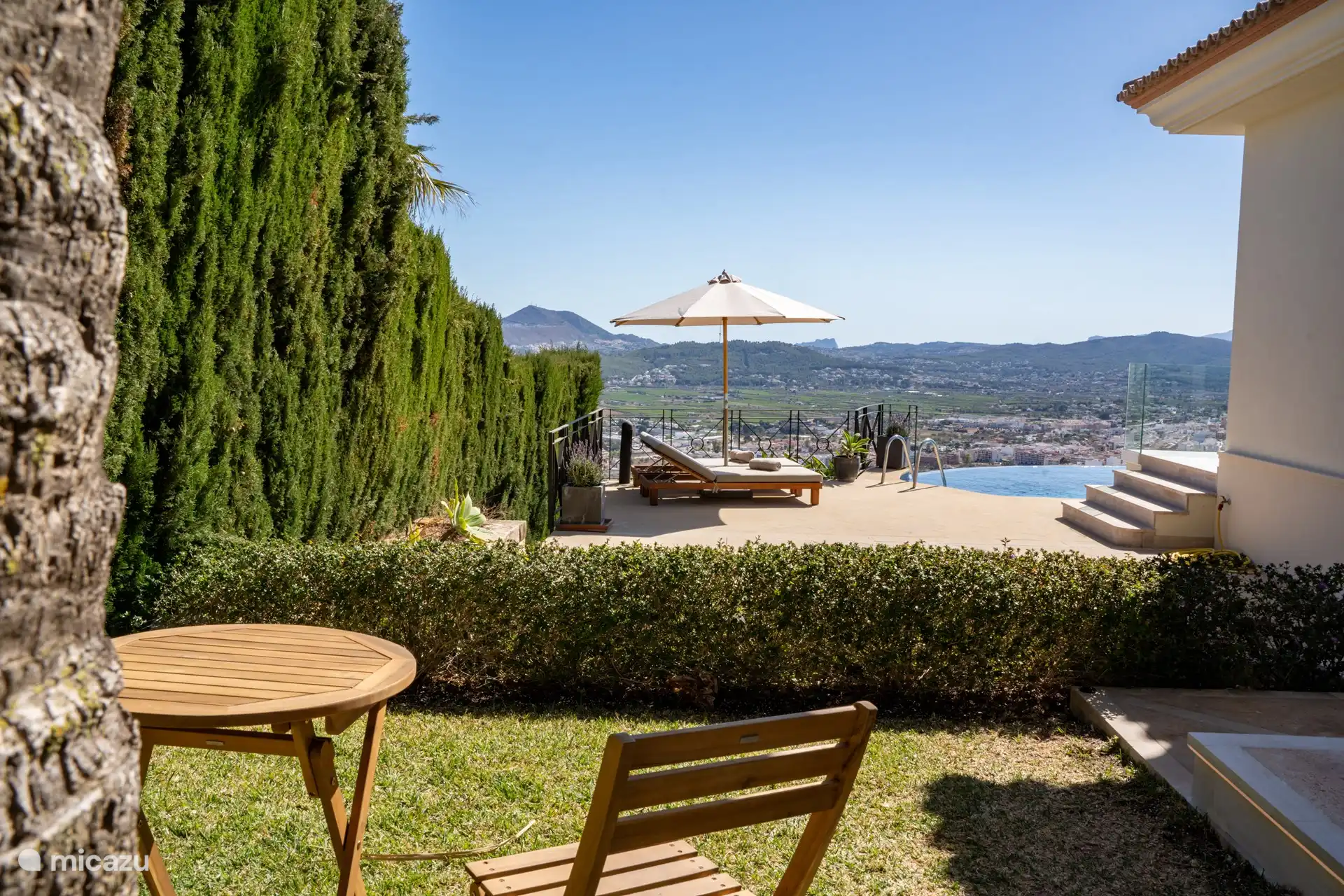 Zusätzliche Terrasse mit Liegewiese