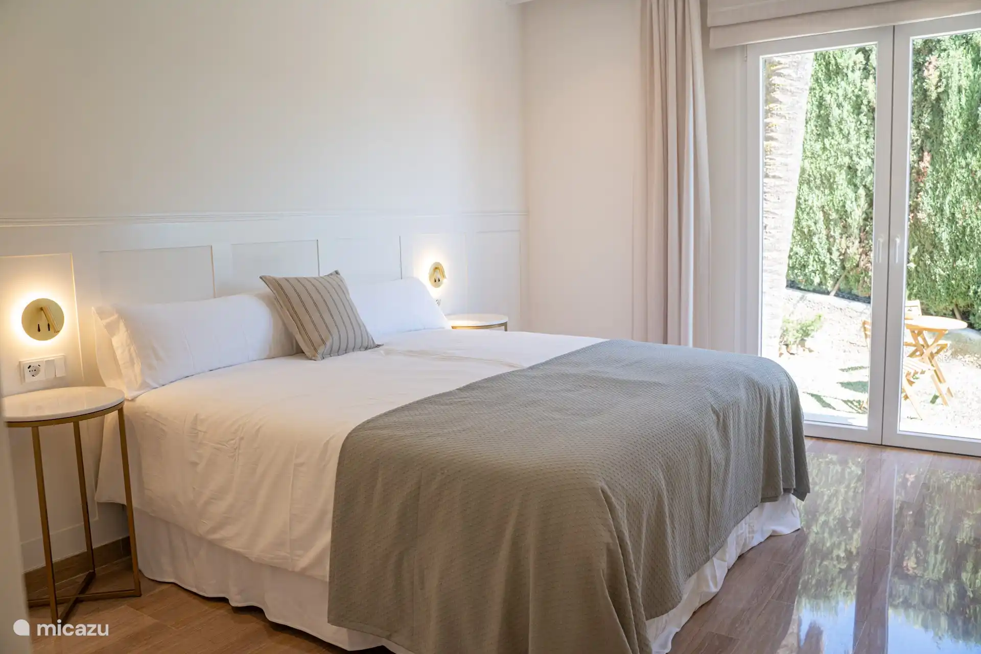 Schlafzimmer im Erdgeschoss mit Terrassentüren zu einem schönen Sitzbereich 