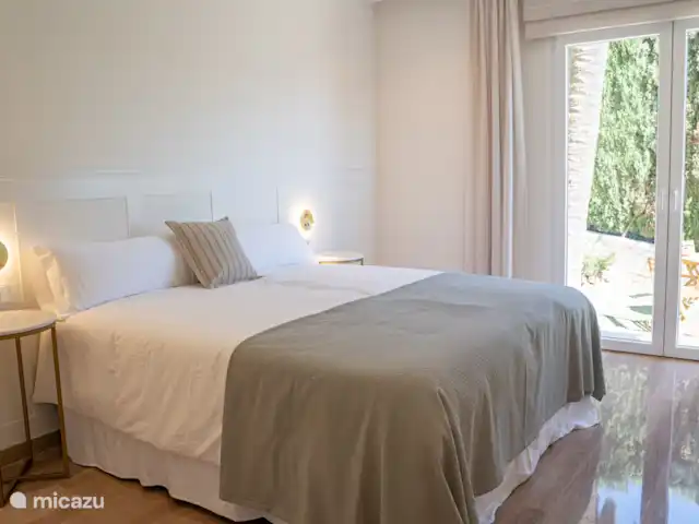 Fietsen, Spanje, Costa Blanca, Jávea, villa Villa Hiedra slaapkamer beneden met openslaande deuren naar mooi zitje