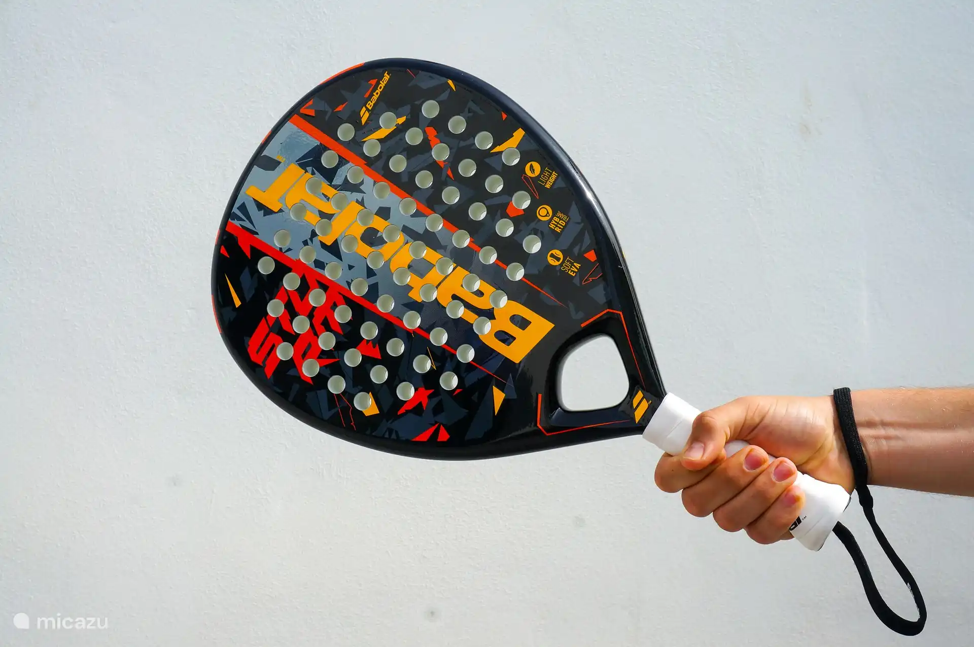 Terrain de padel accessible à pied. Pratiquez vos compétences ici. 