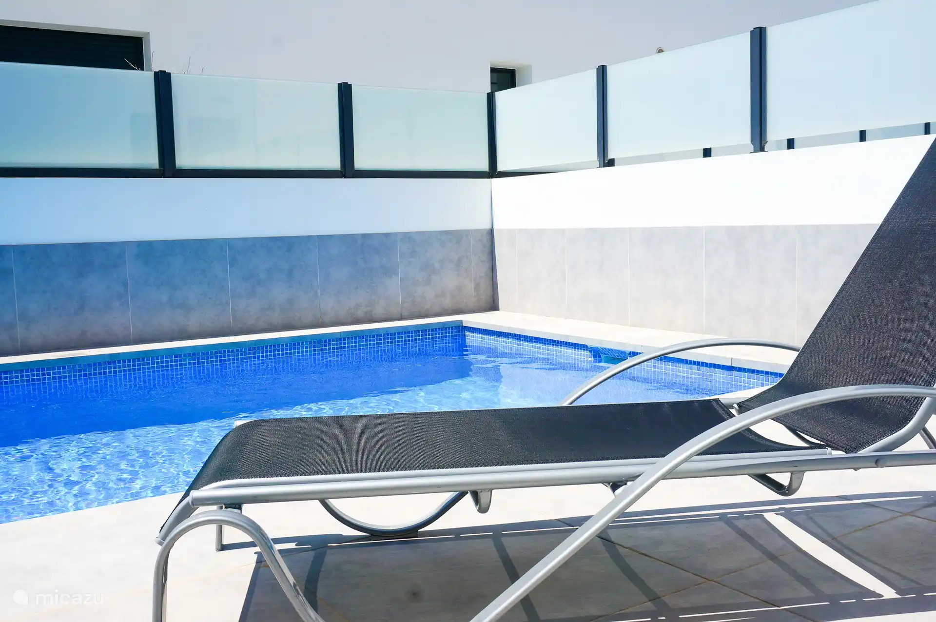 Des chaises longues pour augmenter le sentiment de vacances. 