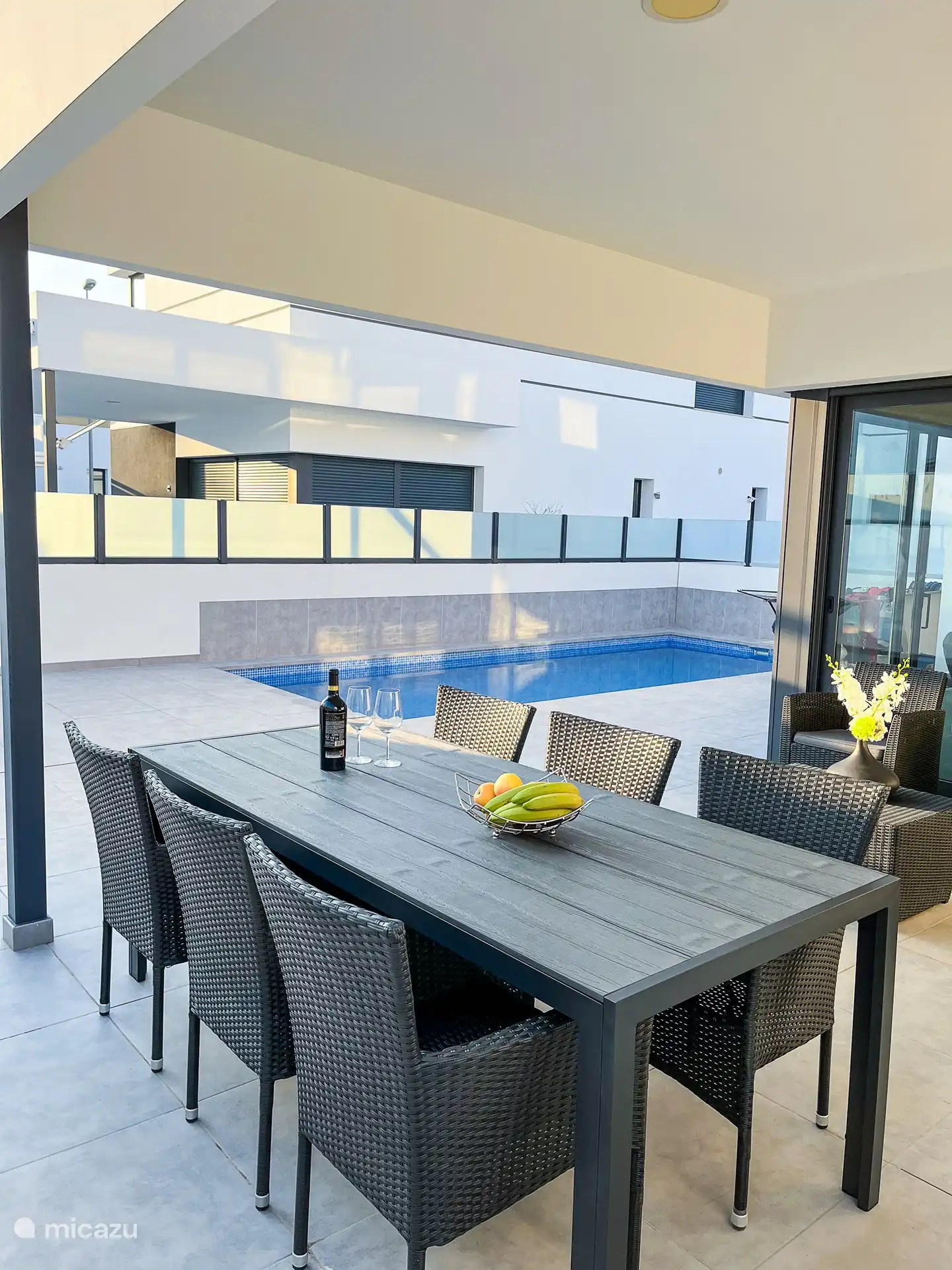 Une belle terrasse autour de la piscine avec douche extérieure. 