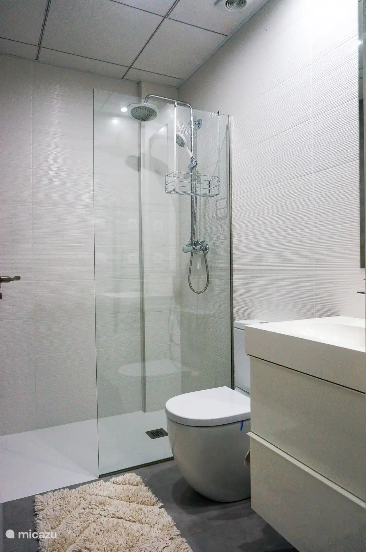 Une des trois salles de bains.