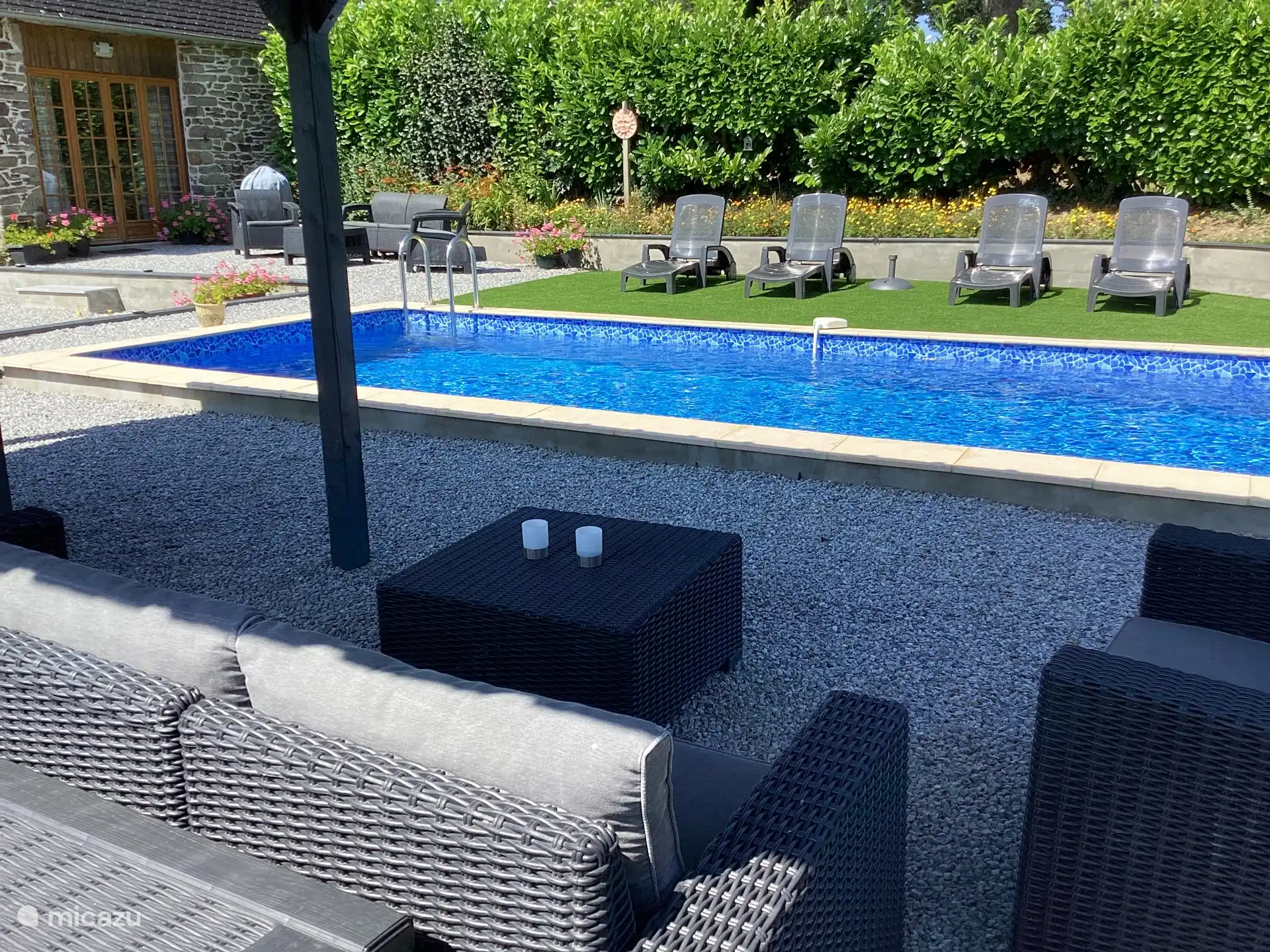 Vue depuis la pergola de la piscine chauffée 