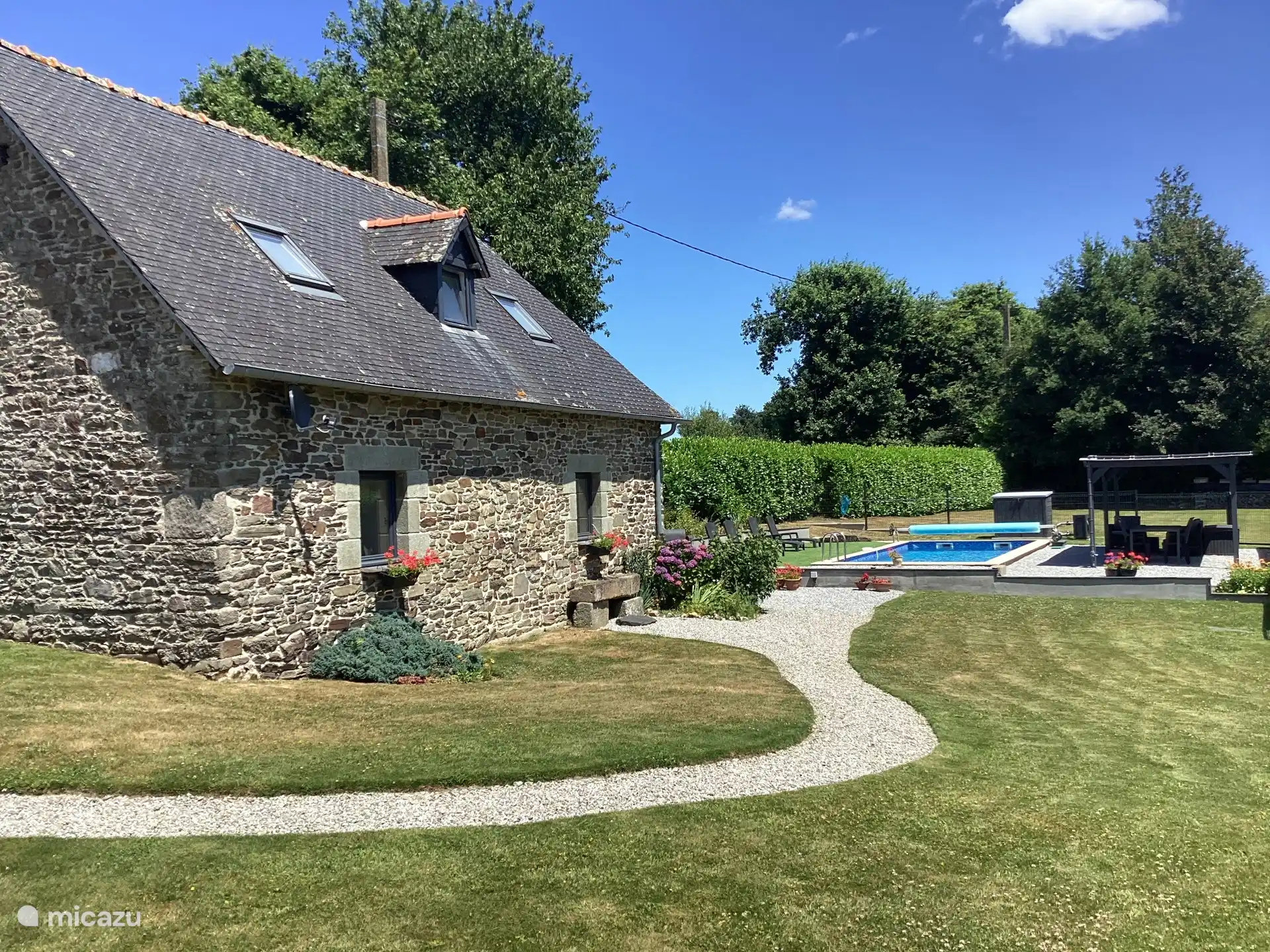 Jardin et piscine privée chauffée Maison Fleurie 