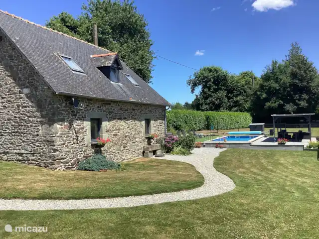Maison Fleurie, piscina privada climatizada  en Francia, Costas de Armos, Plounévez-Quintín - casa rural / cabaña Jardín y piscina privada climatizada Maison Fleurie