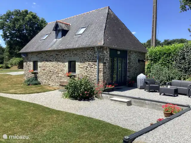 Maison Fleurie, piscina privada climatizada  en Francia, Costas de Armos, Plounévez-Quintín - casa rural / cabaña Maison Fleurie, zona de estar exterior con barbacoa.