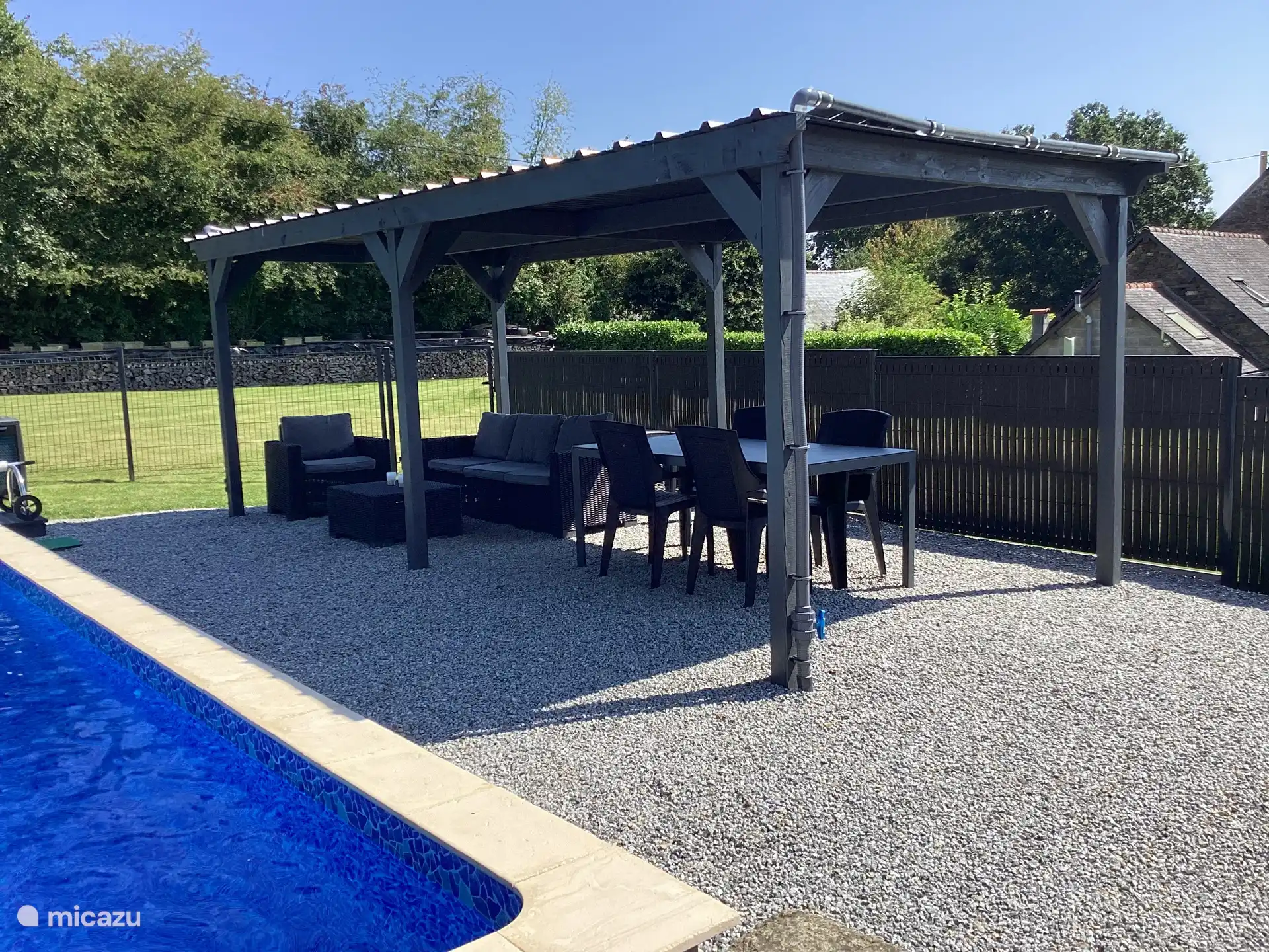 Grande pergola avec table à manger et canapé 