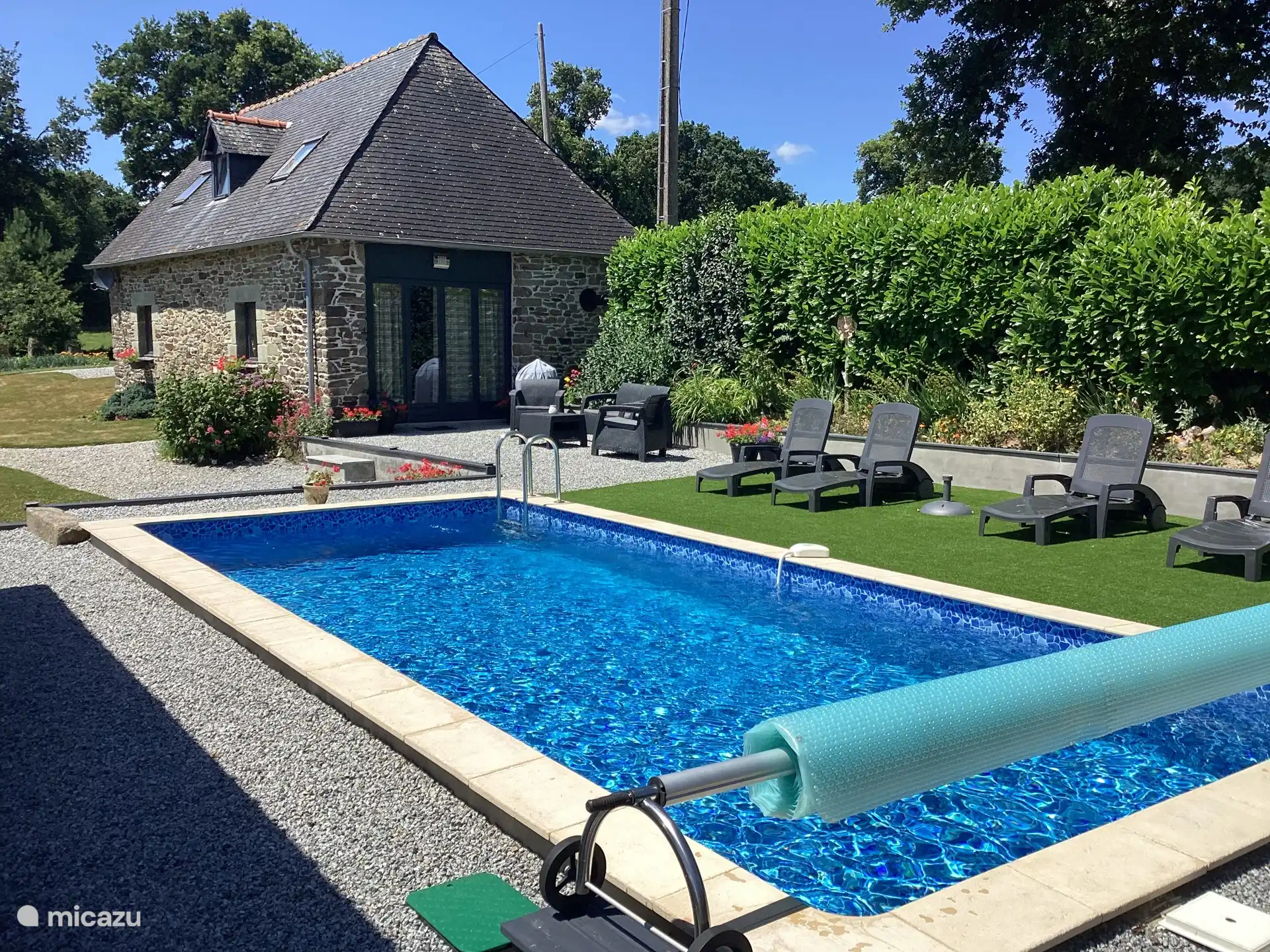 Maison Fleurie avec piscine privée chauffée