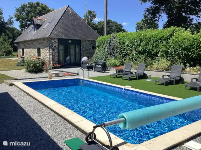 Maison Fleurie, piscina privada climatizada  en Francia, Costas de Armos, Plounévez-Quintín - casa rural / cabaña Maison Fleurie con piscina privada climatizada