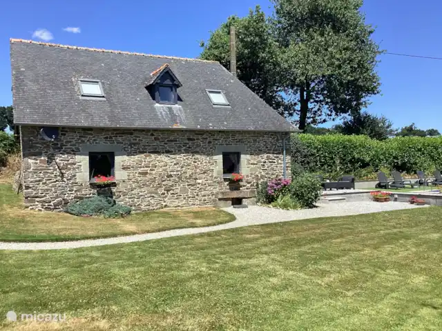 Maison Fleurie, piscina privada climatizada  en Francia, Costas de Armos, Plounévez-Quintín - casa rural / cabaña Maison Fleurie, dos dormitorios con capacidad para cuatro personas.
