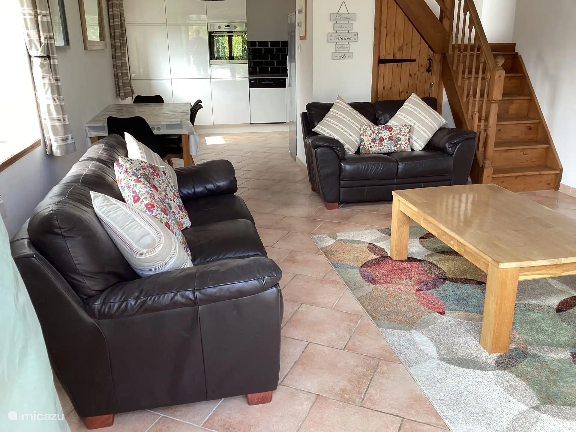 Woonkamer gericht op de keuken