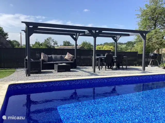 Maison Fleurie, piscina privada climatizada  en Francia, Costas de Armos, Plounévez-Quintín - casa rural / cabaña Pérgola en Maison Fleurie