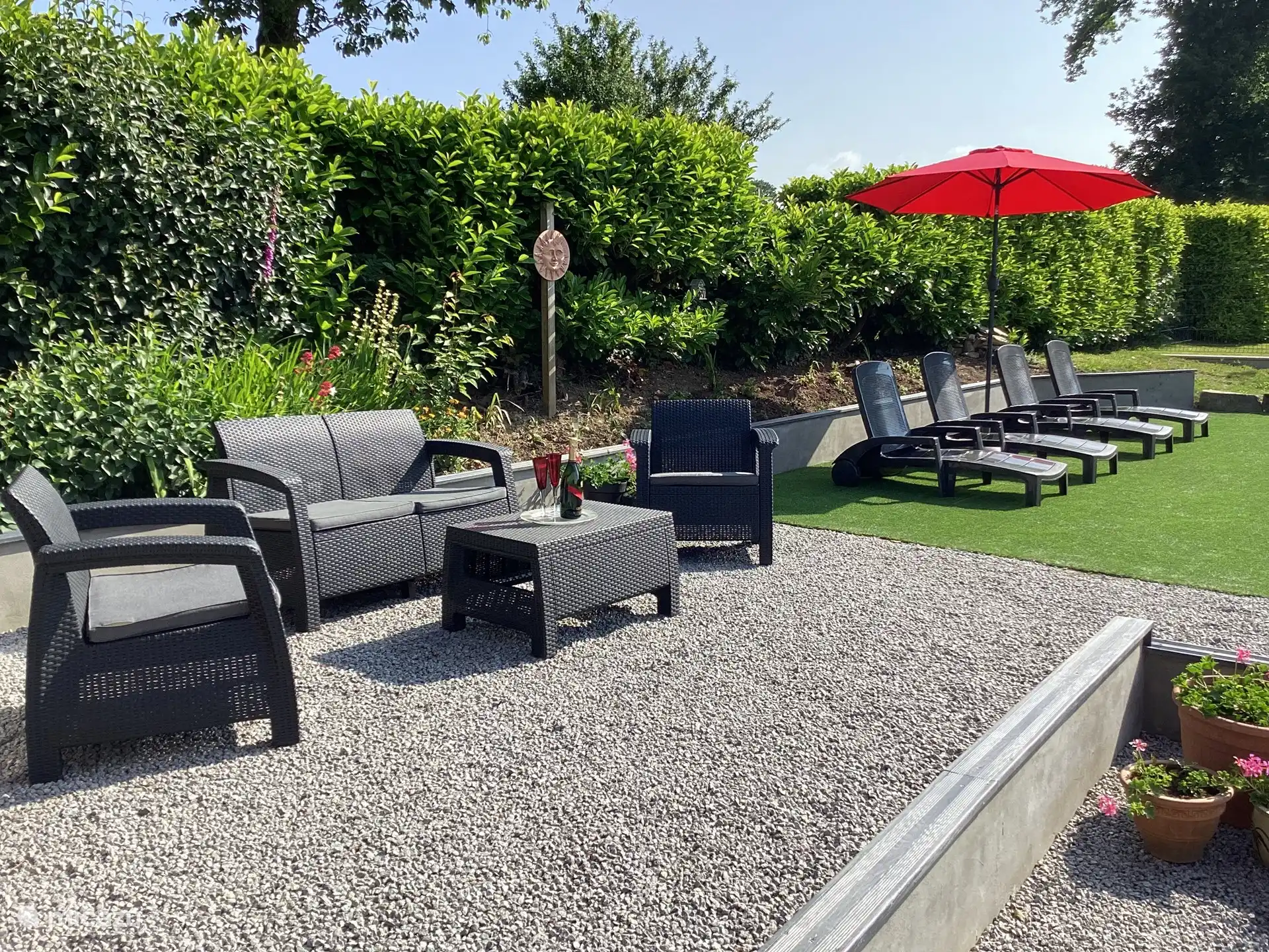 Vue au bord de la piscine privée chauffée