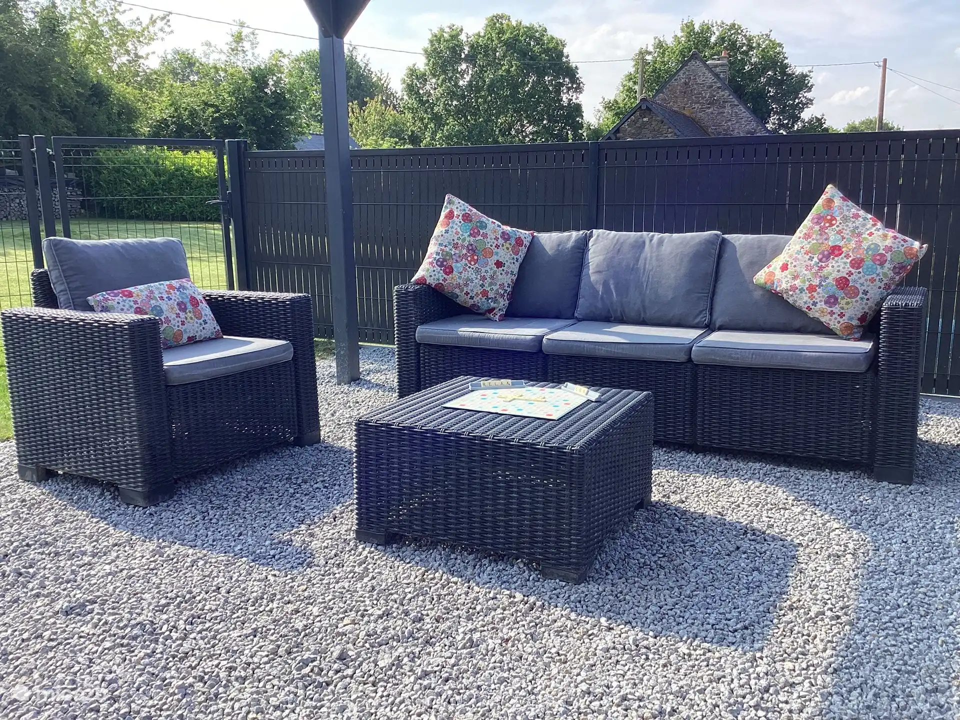 Canapés confortables au bord de la piscine privée chauffée