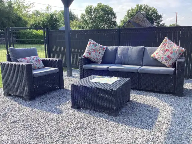 Maison Fleurie, piscina privada climatizada  en Francia, Costas de Armos, Plounévez-Quintín - casa rural / cabaña Cómodos sofás junto a la piscina privada climatizada