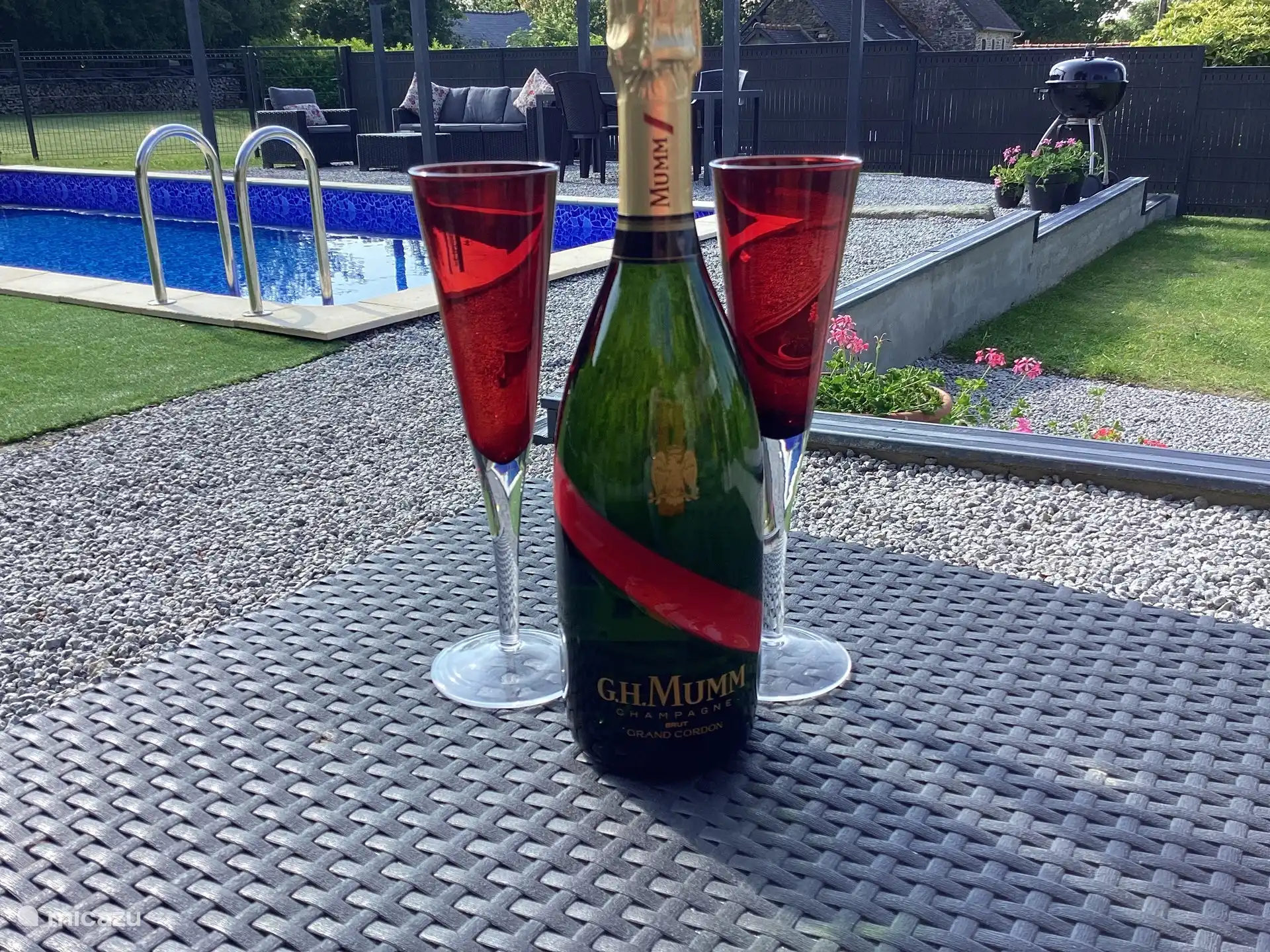 Profitez d’un verre au soleil avec vue sur la piscine