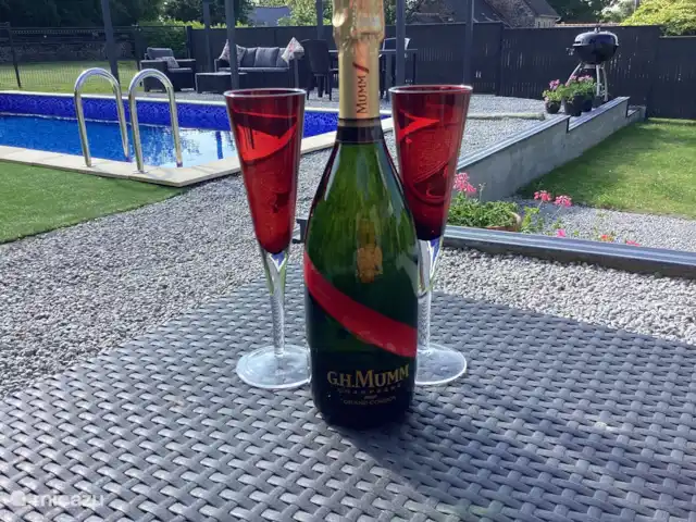 Maison Fleurie, piscina privada climatizada  en Francia, Costas de Armos, Plounévez-Quintín - casa rural / cabaña Disfrutar de una bebida es el sol con vistas a la piscina