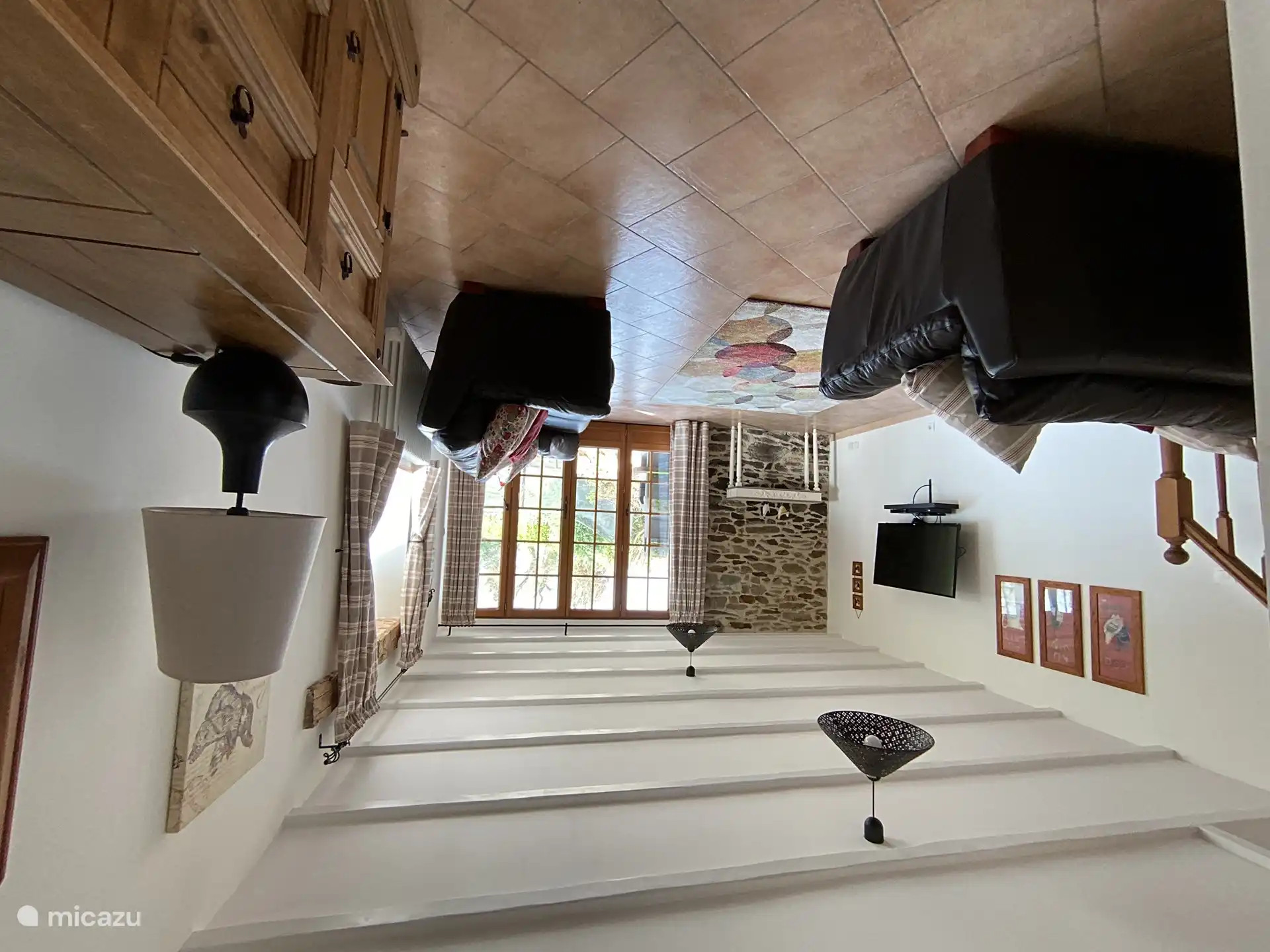 Vue du salon sur la piscine