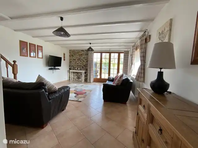 Maison Fleurie, piscina privada climatizada  en Francia, Costas de Armos, Plounévez-Quintín - casa rural / cabaña Vista desde el salón sobre la piscina