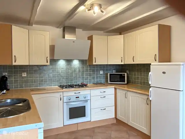 Maison Fleurie, piscina privada climatizada  en Francia, Costas de Armos, Plounévez-Quintín - casa rural / cabaña Cocina con todo lo necesario para tus vacaciones