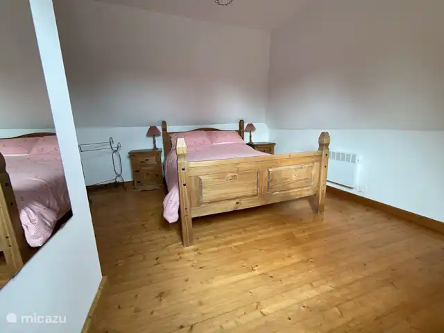 Maison Fleurie, piscina privada climatizada  en Francia, Costas de Armos, Plounévez-Quintín - casa rural / cabaña Dormitorio principal