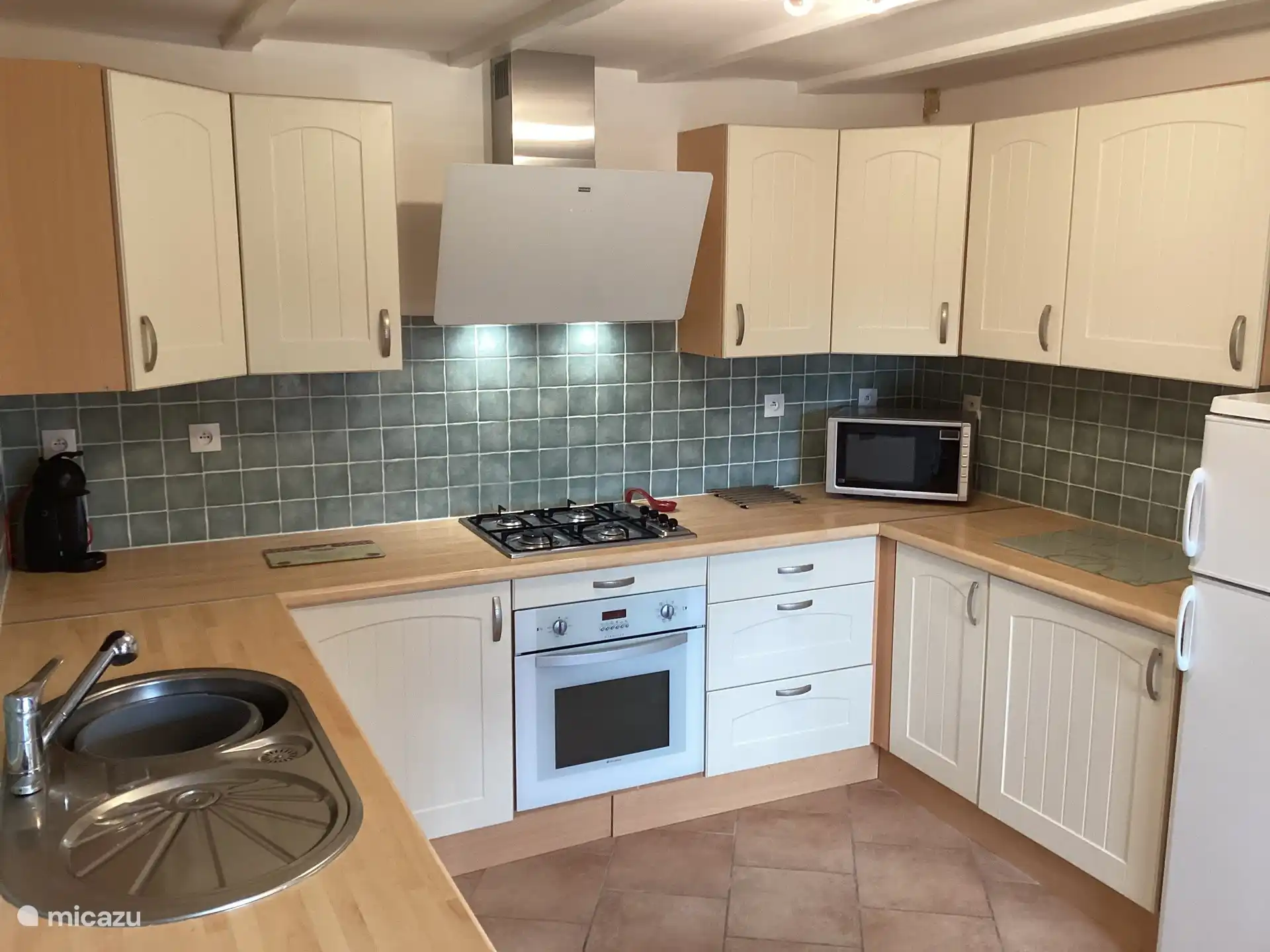 Cuisine entièrement équipée avec four, plaque de cuisson, lave-vaisselle, lave-linge et réfrigérateur-congélateur 