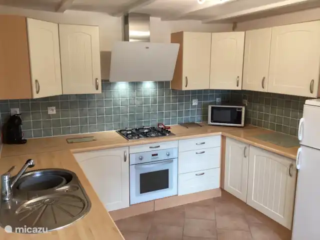 Maison Fleurie, piscina privada climatizada  en Francia, Costas de Armos, Plounévez-Quintín - casa rural / cabaña Cocina totalmente equipada con horno, vitrocerámica, lavavajillas, lavadora y nevera con congelador