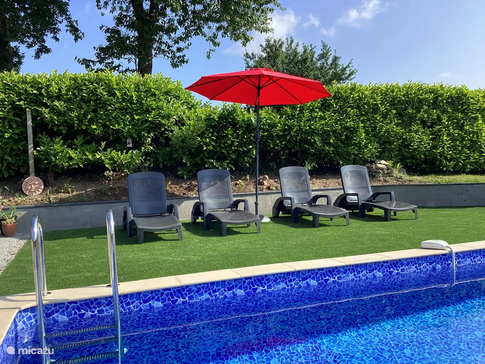 Chaises longues au bord de la piscine privée chauffée