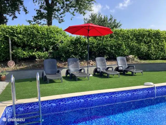 Maison Fleurie, piscina privada climatizada  en Francia, Costas de Armos, Plounévez-Quintín - casa rural / cabaña Tumbonas junto a la piscina privada climatizada