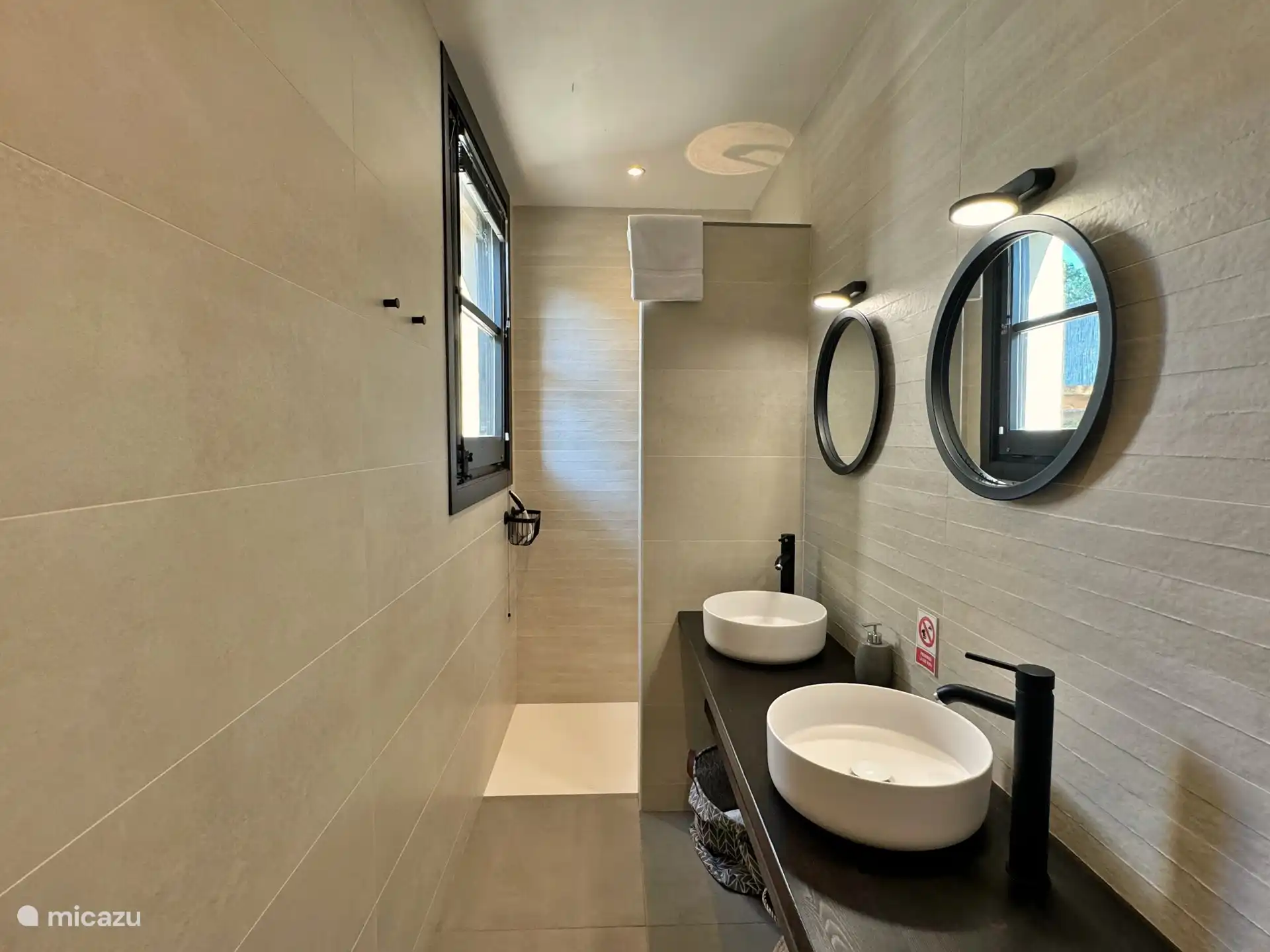 Badezimmer in der Wohnung mit ebenerdiger Dusche.